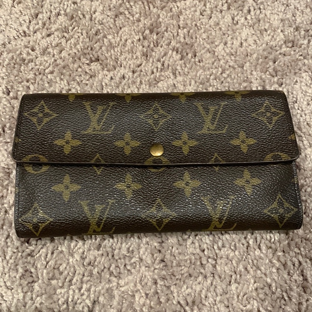 Authentic Louis Vuitton Sarah Monogram Canvas Snap Wallet
